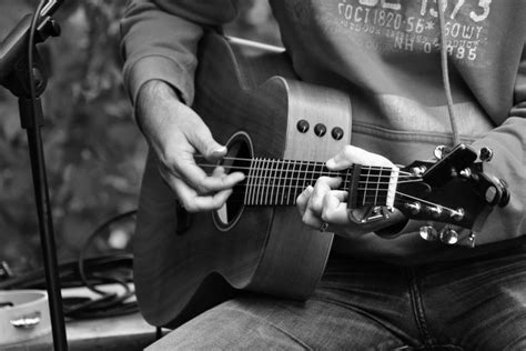 Alat musik ini mampu menghasilkan nada dan juga dapat dimainkan sebagai pengiring dalam paduan nada atau yang lazim disebut akor. Alat Musik Harmonis Adalah Alat Musik Yang Berfungsi Sebagai Pengiring Dan Dapat Mengeluarkan ...