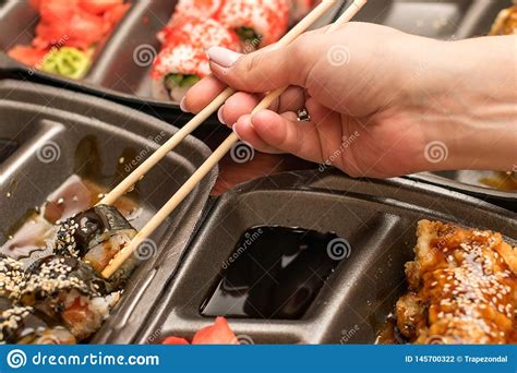 Come cucinare i granchi di mare. Sushi E Rotoli Asiatici Giapponesi Dei Frutti Di Mare Di ...