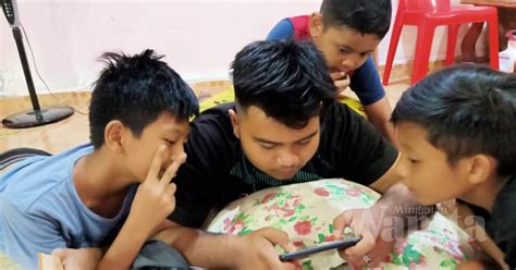 Persekitaran ekonomi makro melingkari kesemua produk dan penghasilan perkhidmatan, pengedaran, penjualan dan pengunaan. Gajet Dan Anak Sukar Dipisahkan, Tugas Mak Ayah Kawal Elak ...