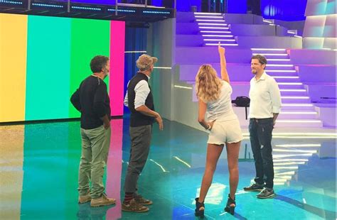 Giulio raselli e giulia d'urso hanno fatto un inaspettato tutorial di trucco in diretta social, ma non è andato come i fan avrebbero pensato. Barbara D'Urso in forma smagliante mostra il nuovo studio di Pomeriggio Cinque | Ultime Notizie ...