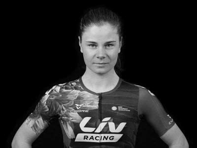 Kopecky maakte uiteraard het verschil in het fietsen, waar ze het container record van rivale/ploeggenote jolien d'hoore met twee tienden van een seconde verbeterde. Lotte Kopecky Secures First Podium Finish for Liv Racing ...