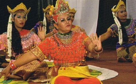 Sebagai contoh tarian mak yong, zapin, gamelan, asyik, kathakali, bharatanatiyam, singa, kipas, ngajat dan sumazau. Kesenian dan Kebudayaan Malaysia: Mak Yong