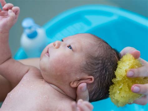 Not to worry, with a little guidance and some practice, this routine can be one you look forward to. How To Give Sponge Bath To Baby