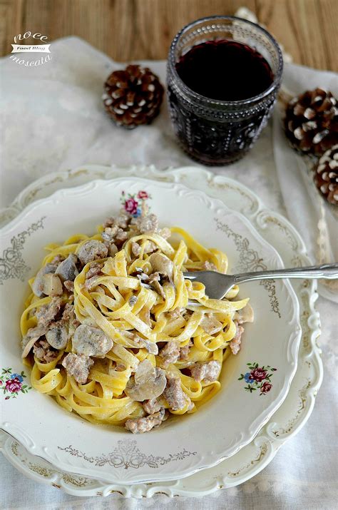 Scolare quindi le tagliatelle, versarle con due. TAGLIATELLE FUNGHI PANNA E SALSICCIA: ecco come farle!