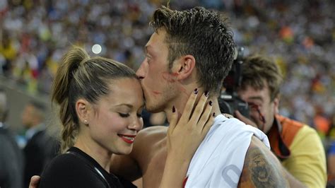 Last modified october 11, 2020. Mandy Capristo zeigt Größe und gratuliert Ex Mesut Özil ...