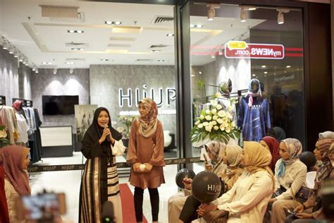 Oki setiana dewi dalam disertasinya menjelaskan alasan mengapa banyak selebritis yang lebih tertarik dengan dakwah salafi dalam sebulan terakhir, saya menikmati betul disertasi oki setiana dewi. Permintaan Ibu Yang Sakit Mahu Dia Jadi Anak Solehah ...