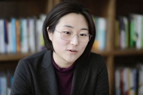 전부 신지예 후보의 벽보를 훼손한 것은 아니고 인지연 후보의 것도 훼손했으며(신지예 20, 인지연 8) 벽보에 얽힌 이야기와 벽보 분석, 각종 담당자들(기획, 의상, 뷰티, 촬영 등) 및 신지예 본인의 인터뷰. '페미니스트' 신지예 "이수역 사건, 여성 향한 2차 가해 ...