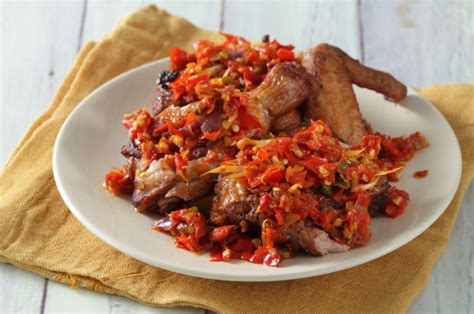 Tambahkan air kelapa, lalu masak hingga cukup. Resep Tumis Ayam Serai : Nasi Lemak Mami Tanjung Berlauk ...