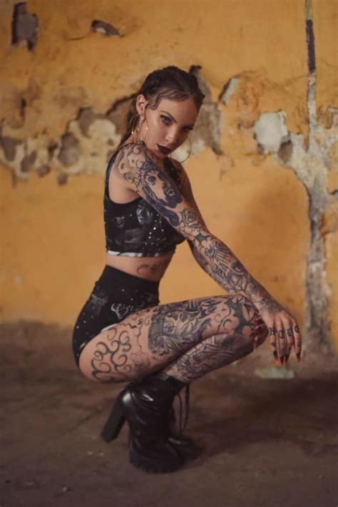 Aunque nunca compartió el momento en que fue plasmada la frase en su piel, la cantante sí mostró el resultado final. Belinda sorprende con todo su cuerpo tatuado (FOTOS) | Erizos