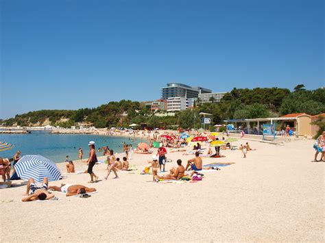 Über dem sandigen strand weht die blaue flagge. Žnjan Strand Split - Urlaub in Kroatien