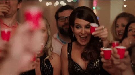 Navega a través de nuestra impresionante. Partying Amy Poehler GIF by HBO - Find & Share on GIPHY