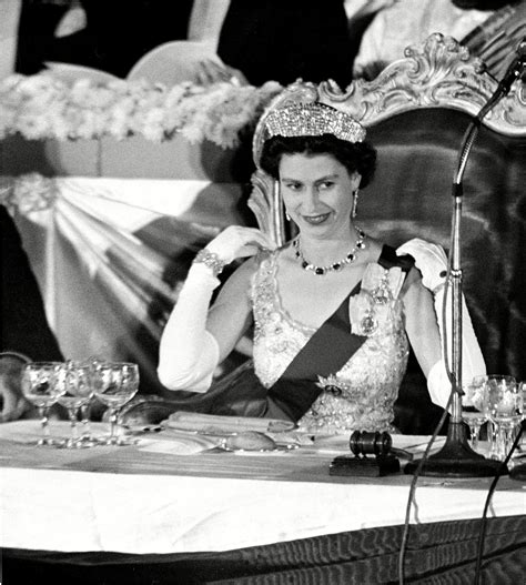 Queen elizabeth ii waves to spectators as she and president of ghana kwame nkrumah (r) drive into black star square in an open top car, accra, ghana, november 9, 1961. Was es braucht, um königlich zu sein: Ein Tag im Leben der ...