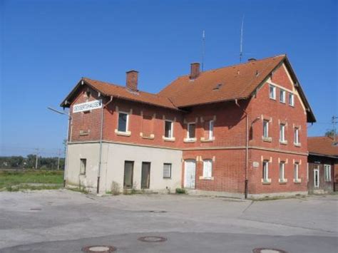 Die liste der stillgelegten eisenbahnstrecken in bayern gibt einen überblick über eisenbahnstrecken in bayern, die nicht mehr im personenverkehr befahren werden oder stillgelegt wurden. Gessertshausen - Langenneufnach