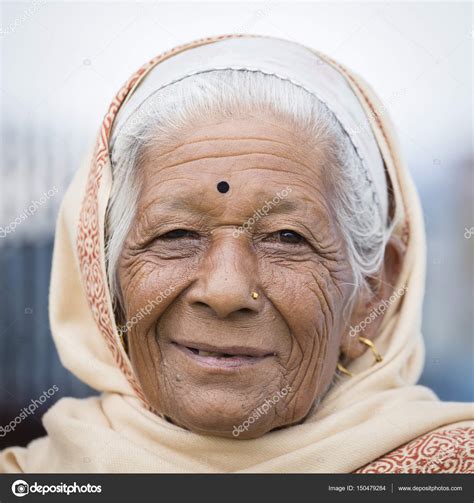 Video en santé mentale south frontenacteens hommes celibataires ottawa gatineau rencontre pour. Portrait de vieilles femmes en tenue traditionnelle dans la rue Katmandou, Népal — Photo ...