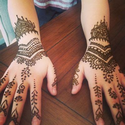 Some artists like to outline the design before applying the dye. Booking - LA Henna Tattoo Los Angeles | Henna, Henna hand ...