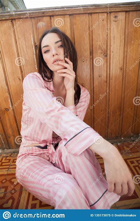 Basta cambiare le fodere dei cuscini per rinnovare l'ambiente, aggiungendo un tocco di stile al divano o al letto. Bella Donna In Ritratto Rosa Della Camera Da Letto Di Modo ...