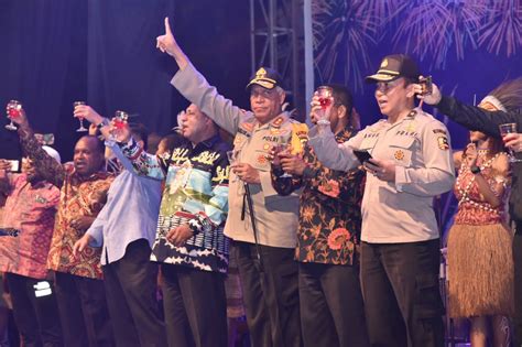 Kabar gugurnya kabinda papua ini dibenarkan oleh panglima kodam xvii/cenderawasih, mayjen disampaikan pangdam, penembakan terhadap kabinda itu terjadi sekitar pukul 15.50 wit, dan. Kapolda Papua Hadiri Acara Lepas Sambut Tahun 2019-2020 di Halaman Kantor Gubernur ...