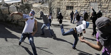 A protracted grassroots campaign of protest and sometimes violent resistance. Israël - Palestine: une intifada, c'est quoi?