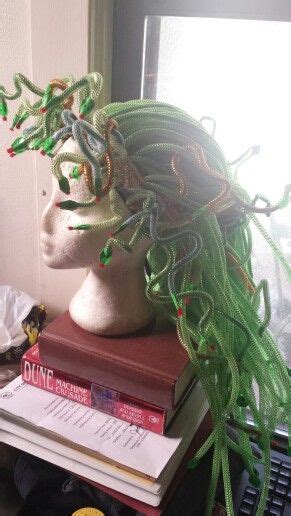 Nur bunt durcheinander gewürfelt sieht meistens nicht gut aus, also überlegt euch vorher. DIY Medusa Headpiece for Halloween costume, by Amigami | Diy medusa costume