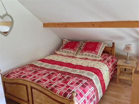 Pour assortir votre loft à la maison, vous pouvez choisir le même bois, ou au moins la même couleur pour le lit et le parquet avec lequel vous couvrez la pièce. Mezzanine avec un lit double