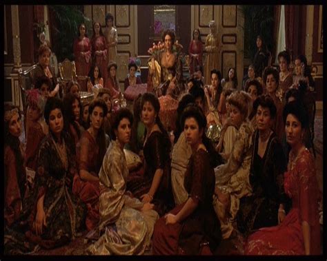 Abdulhamit yarıyılında bir paşa, kahire'deki bir köle tüccarından satın aldığı safiye'yi abdulhamit'e armağan eder. Harem suare - by Ferzan Ozpetek (1999) / AvaxHome