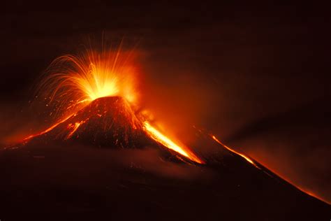 Tuesday's activity marked etna's second eruption this week alone, with tremors increasing in the early hours of monday before lava finally blasted from the volcano in the afternoon. Eruzione dell'Etna in atto | METEO GIULIACCI.IT