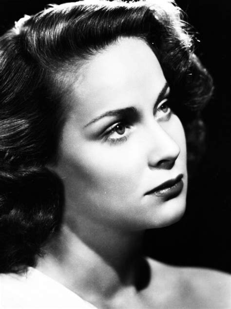 A wide face covered with dark, voluptuous hair, and featuring large, profoundly expressive the older ones sensed the oncoming tragedy, but i was the. Alida Valli | Attrici, Bellezza