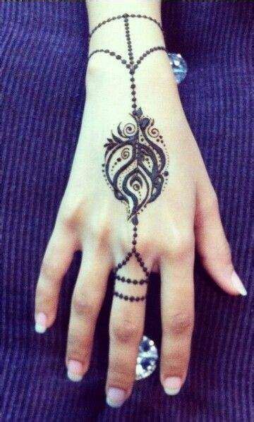 Henna, or mehndi, is a beautiful temporary tattoo style that originated in ancient egypt and has since spread to countries like india and saudi arabia. 15 Henna Mehndi Designs which look Like Real Jewelery ...