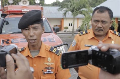 This construct is not uncommon in other languages such as spanish where one would say camisa (shirt) roja (red). Malaysia Hentikan Pencarian 8 TKI Korban Kapal Tenggelam ...