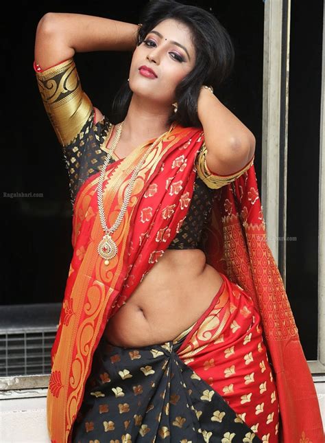 Laxmi manchu wear a pink saree which involves gold border that is paired up with contrast green sleeveless raw silk blouse. Hot Indian Actress: Tanishka hot saree navel