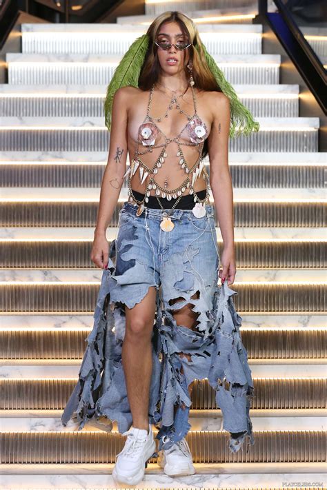 I came up to her and said that there had been an accident and her husband had been wounded. Lourdes Leon Flashing Her Boobs On A Stage - PlayCelebs.net