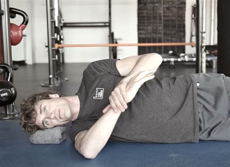The shoulder is bent or flexed to 90 degrees and the elbow is also bent to 90 degrees. Sleeper Stretch | Fysiofabriek