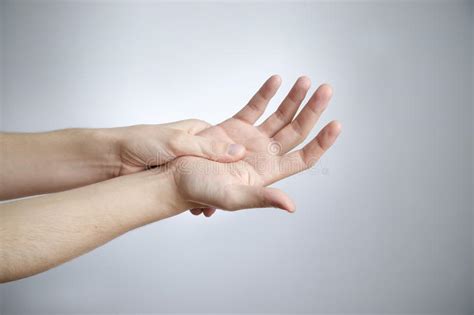Les douleurs de la main peuvent avoir diverses origines : Douleur Aigue Dans Une Paume D'homme Image stock - Image ...