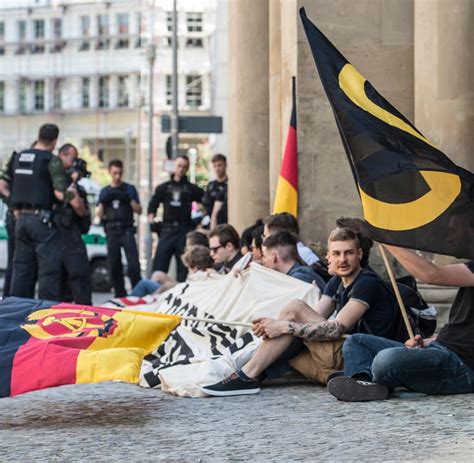 Aufmarsch der identitären bewegung in berlin. Identitäre Bewegung: Berliner AfD-Funktionär per ...