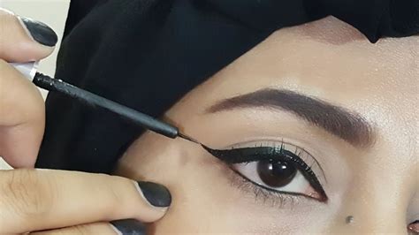 With a little practice, you'll be applying eyeliner like a pro. Wing eyeliner // how to apply perfect wing eye liner for begginers | zainabnuman - Alluraz.com