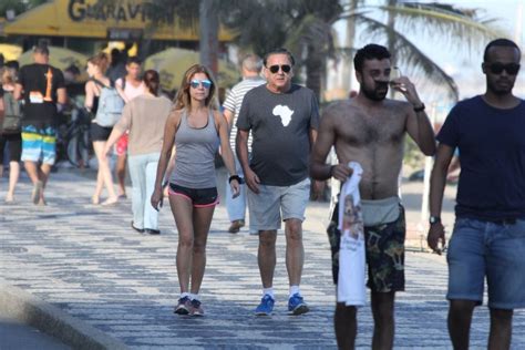 Desirée soares, por outro lado, é dona de uma agência de modelos. Galvão Bueno passeia com a mulher na orla de Ipanema ...