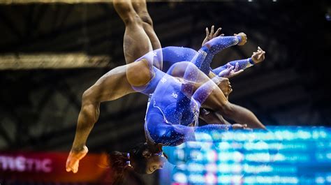 A mesa fica posicionada a 1,25 metros do chão. Classificatória feminina no Mundial de Ginástica Artística ...