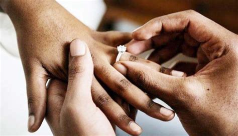 Seserahan pengantin bermakna untuk menunjukan rasa tanggung jawab kepada orang tua calon mempelai wanita. NUSABALI.com - Calon Pengantin Pria Ternyata Wanita