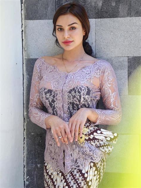 Nora menyatakan dirinya dan jerinx susah senang berdua. 6 Pesona Nora Alexandra dalam Balutan Kebaya Bali, Tampil Anggun - Surabaya Liputan6.com