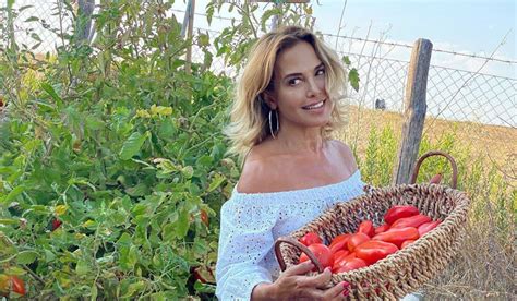 Altro post social davvero conturbante per barbara d'urso, che duella con le più giovani e fa vedere delle ottime credenziali per vincere. Barbara D'Urso Instagram, in costume a bordo piscina ...