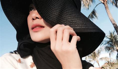 Terlebih lagi teknologi sudah semak 26 Gambar Wanita Keren Pakai Topi Di 2020 Gambar Perhiasan