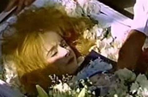 23 χρόνια μετά τον θάνατο της, ο γιατρός της αείμνηστης ηθοποιού αποκαλύπτει σε συνέντευξη του το ακριβές αίτιο που της . Αλίκη Βουγιουκλάκη: «Λίγο πριν την βάλουν στο φέρετρο ...