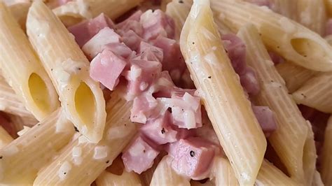 Lessare le penne in abbondante acqua bollente salata insieme ai piselli freschi e scolarle al dente. PENNE, PANNA E PROSCIUTTO - YouTube