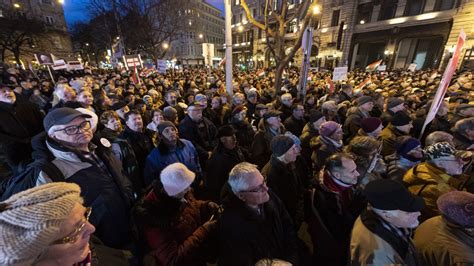 Niedermüller péter szerint a júliusi jogszabálymódosítás után az önkormányzatoknak jelenleg csak a kiadás időbeli korlátozására van lehetősége, ám inkább helyhatósági engedélyezésre és például a. Niedermüller Péter lemondását követelték Budapesten ...