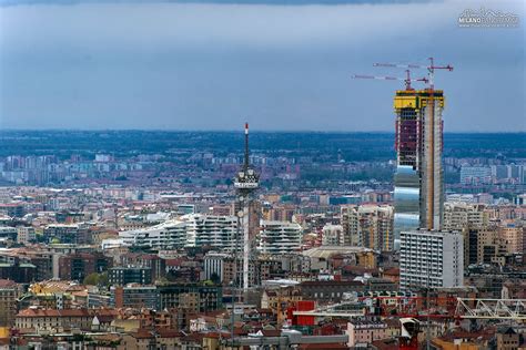 «veneto in zona gialla con rt che scende a 0.92». Urbanfile - Milano: Zona Tre Torri - Le foto al e dal Dritto