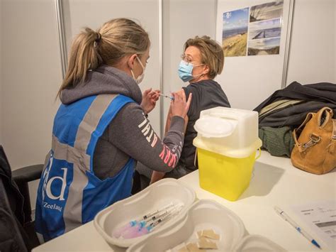 'vaccinatie tegen corona door ggd loopt heel erg goed' de coronavaccinatie bij de ggd 'loopt heel erg goed, vindt programmadirecteur jaap van delden van het rijksinstituut voor. GGD Zeeland hervat maandag vaccineren en testen | Zeeuws ...