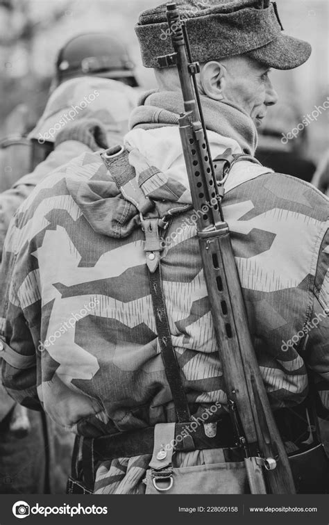 Blond hair, blue eyes and sharp features like many of the northern people. Deutsche Wehrmacht Soldat mit Gewehr auf dem Rücken. Gomel ...