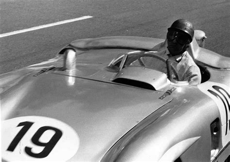 Es el 11 de junio de 1955. Fangio At Le Mans | Getty Images Gallery