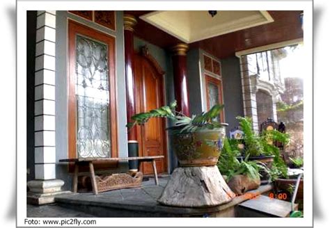 Teras rumah bukan hanya sekedar untuk mempercantik eksterior, tetapi juga melindungi area depan rumah, seperti pintu dan jendela dari sinar matahari maupun hujan. Contoh Teras Rumah Perkampungan / Umumnya, teras ini biasa ...
