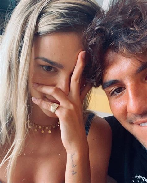 No entanto, o que ninguém sabe é que, segundo fontes da coluna, com menos de um ano de relacionamento, o casal acabou de se casar no havaí. Gabriel Medina se derrete pela namorada, Yasmin Brunet: "Minha" - Quem | QUEM News